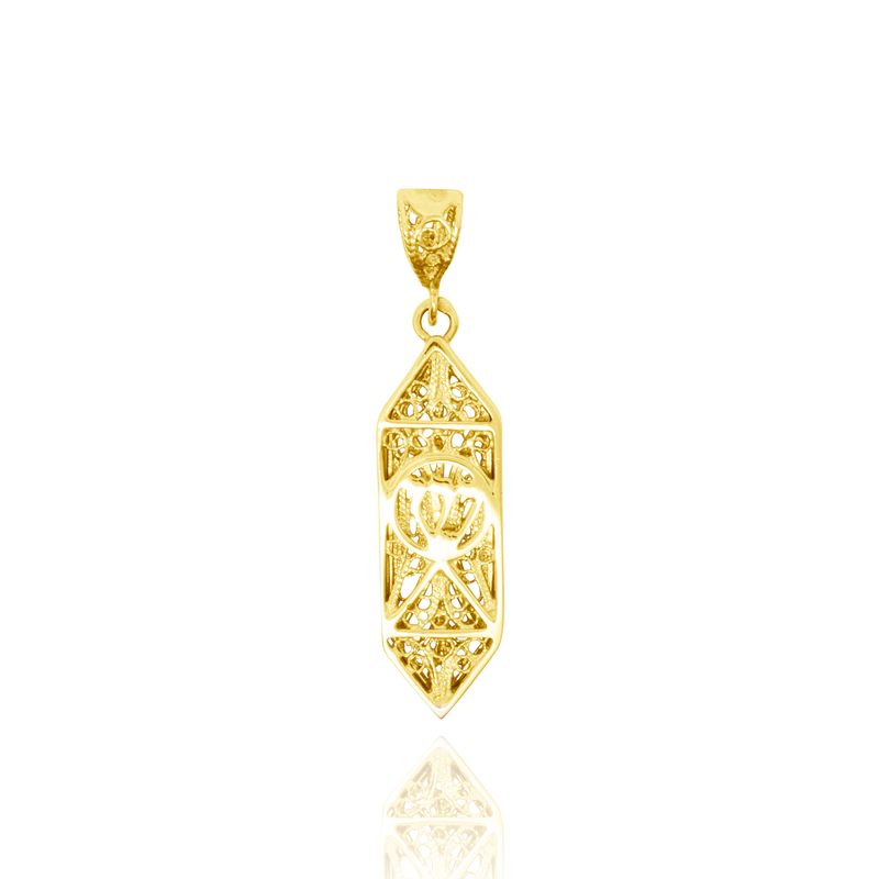 Pendentif en forme de Mezouza en Or Jaune 18 Carats - 750/000.    CARACTERISTIQUES :  Dimensions H x l (mm) : 26.25 x 8.7 Poids (gr) : 3.74 Matière : Or 18 Carats - 750/000 18801 