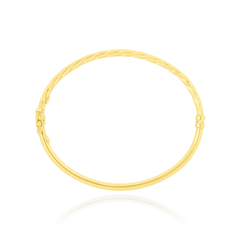Jonc moitié torsadé et moitié lisse en Or Jaune 18 Carats - 750/000.  Qu'il soit classique ou fantaisiste, le bracelet saura sans conteste faire plaisir.  CARACTERISTIQUES :  Diamètre jonc (cm) : 6.00 Poids (gr) : 4.30 Matière : Or 18 Carats - 750/000 18840