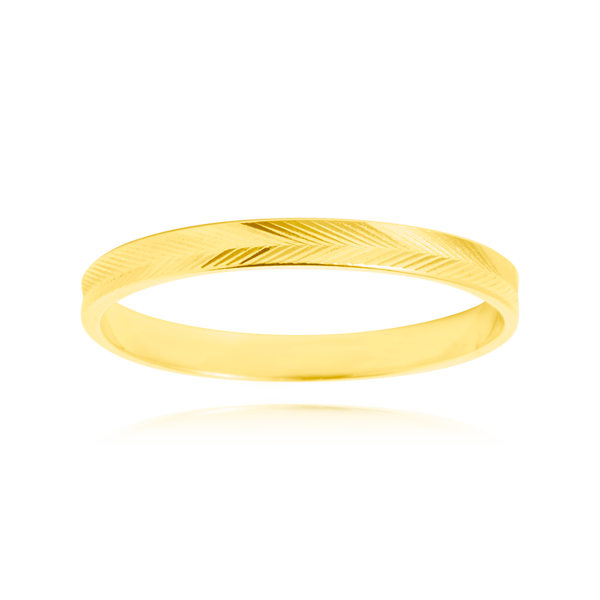 Alliance gravée de motifs chevron en Or Jaune 18 Carats - 750/000.  L'alliance est plus qu'un simple bijou, elle est la matérialisation physique d'un amour inconditionnel entre deux êtres.  Gravure possible   CARACTERISTIQUES :  Poids (gr) : 1.76 Largeur (mm) : 2.30 Matière : Or 18 Carats - 750/000 18982-GuadeloupeMartiniqueGuyaneFrance