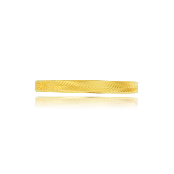 Alliance gravée de motifs chevron en Or Jaune 18 Carats - 750/000.  L'alliance est plus qu'un simple bijou, elle est la matérialisation physique d'un amour inconditionnel entre deux êtres.  Gravure possible   CARACTERISTIQUES :  Poids (gr) : 1.76 Largeur (mm) : 2.30 Matière : Or 18 Carats - 750/000 18982-GuadeloupeMartiniqueGuyaneFrance