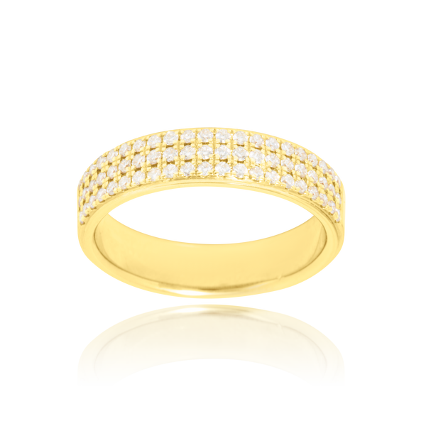 Alliance pavée sertie de 3 rangées de diamants, en Or Jaune 18 Carats - 750/000.  L'alliance est plus qu'un simple bijou, elle est la matérialisation physique d'un amour inconditionnel entre deux êtres.  Gravure possible   CARACTERISTIQUES :   Epaisseur (mm) : 5.10 Poids (gr) : 6.40 Nombre de diamants : 63      Carats : 0.50 Matière : Or 18 Carats - 750/000 19205 