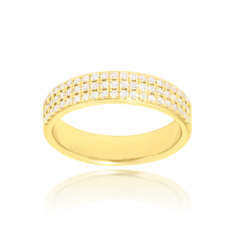 Alliance pavée sertie de 3 rangées de diamants, en Or Jaune 18 Carats - 750/000.  L'alliance est plus qu'un simple bijou, elle est la matérialisation physique d'un amour inconditionnel entre deux êtres.  Gravure possible   CARACTERISTIQUES :   Epaisseur (mm) : 5.10 Poids (gr) : 6.40 Nombre de diamants : 63      Carats : 0.50 Matière : Or 18 Carats - 750/000 19205 