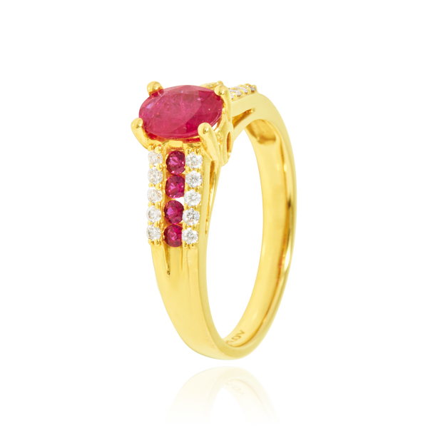 Solitaire, serti d'un rubis central ovale, de rubis ronds et de diamants ronds, en Or Jaune 18 Carats- 750/000   CARACTERISTIQUES :   Largeur du corps (mm) : 3.20 Motif (h x L) mm : 7.10 x 5.25  Poids (gr) : 5.71 Nombre de Rubis (au centre) : 1  -  Carats : 1 Nombre de diamants : 20  -  Carats : 0.200 Nombre de rubis : 8  -  Carats : 0.312 Matière : Or 18 Carats - 750/000 19361