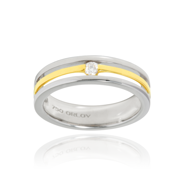Alliance 3 rangs, sertie d'un diamant, en Or Jaune et Or Blanc 18 Carats - 750/000.  L'alliance est plus qu'un simple bijou, elle est la matérialisation physique d'un amour inconditionnel entre deux êtres.  Gravure possible   CARACTERISTIQUES :   Epaisseur (mm) : 5.30 Poids (gr) : 7.23 Nombre de diamants : 1 Carats : 0.10   Matière : Or 18 Carats - 750/000 20758