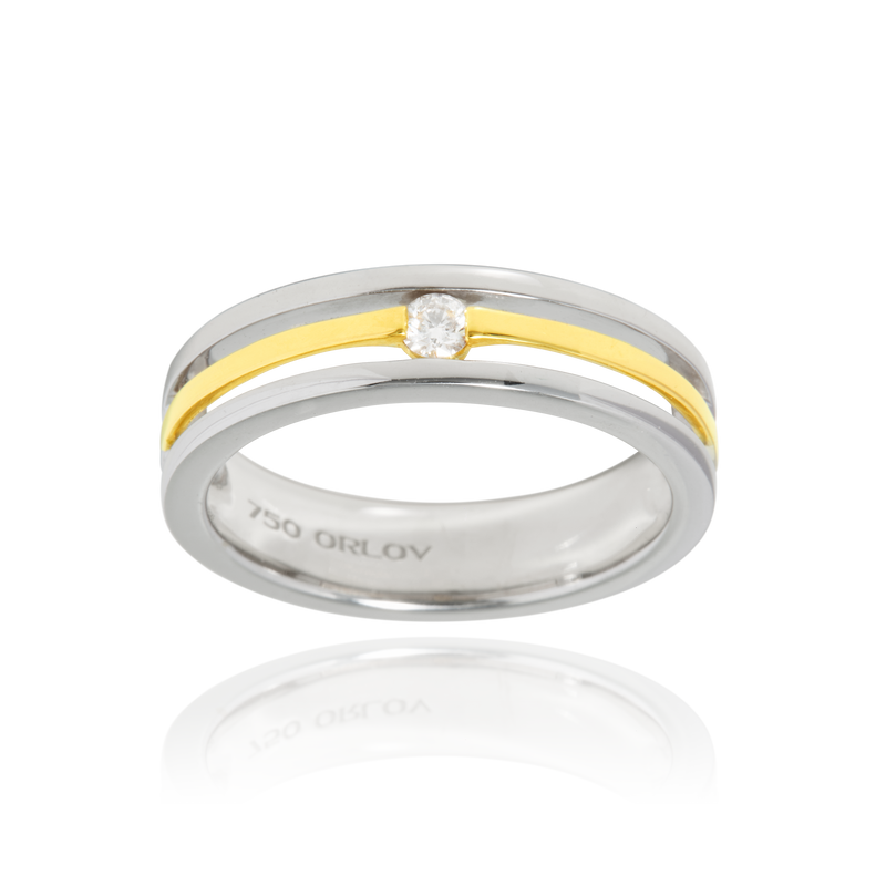 Alliance 3 rangs, sertie d'un diamant, en Or Jaune et Or Blanc 18 Carats - 750/000.  L'alliance est plus qu'un simple bijou, elle est la matérialisation physique d'un amour inconditionnel entre deux êtres.  Gravure possible   CARACTERISTIQUES :   Epaisseur (mm) : 5.30 Poids (gr) : 7.23 Nombre de diamants : 1 Carats : 0.10   Matière : Or 18 Carats - 750/000 20758