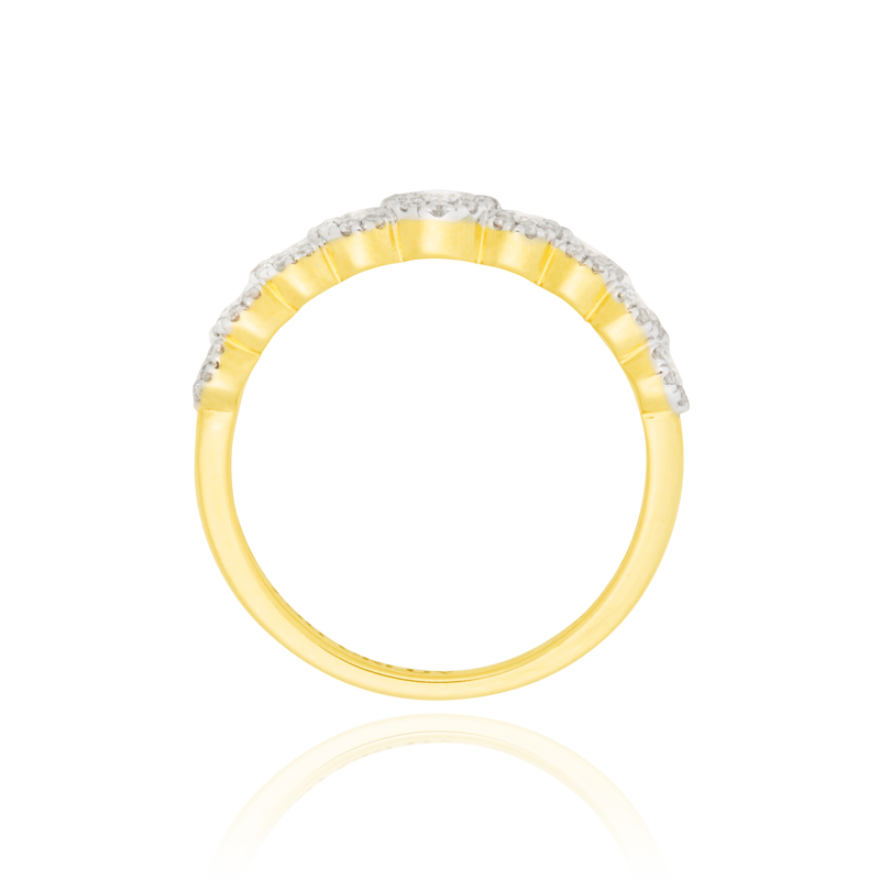 Alliance en forme de diadème, sertie de diamants, en Or Jaune et Or Blanc 18 Carats - 750/000.  L'alliance est plus qu'un simple bijou, elle est la matérialisation physique d'un amour inconditionnel entre deux êtres.  Gravure possible   CARACTERISTIQUES :   Epaisseur (mm) : 1.80 Poids (gr) : 3.23 Nombre de diamants : 75 Carats : 0.55   Matière : Or 18 Carats - 750/000 19369 