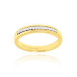 Alliance sertie de diamants, en Or Jaune et Or Blanc 18 Carats - 750/000.  L'alliance est plus qu'un simple bijou, elle est la matérialisation physique d'un amour inconditionnel entre deux êtres.  Gravure possible   CARACTERISTIQUES :   Epaisseur (mm) : 3.10 Poids (gr) : 4.18 Nombre de diamants : 17        Carats : 0.10 Matière : Or 18 Carats - 750/000 19371  