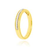 Alliance sertie de diamants, en Or Jaune et Or Blanc 18 Carats - 750/000.  L'alliance est plus qu'un simple bijou, elle est la matérialisation physique d'un amour inconditionnel entre deux êtres.  Gravure possible   CARACTERISTIQUES :   Epaisseur (mm) : 3.10 Poids (gr) : 4.18 Nombre de diamants : 17        Carats : 0.10 Matière : Or 18 Carats - 750/000 19371 