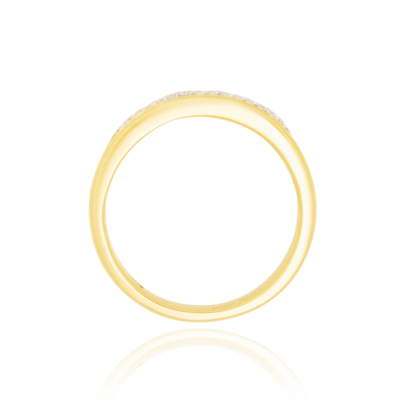 Alliance sertie de diamants, en Or Jaune et Or Blanc 18 Carats - 750/000.  L'alliance est plus qu'un simple bijou, elle est la matérialisation physique d'un amour inconditionnel entre deux êtres.  Gravure possible   CARACTERISTIQUES :   Epaisseur (mm) : 3.10 Poids (gr) : 4.18 Nombre de diamants : 17        Carats : 0.10 Matière : Or 18 Carats - 750/000 19371 