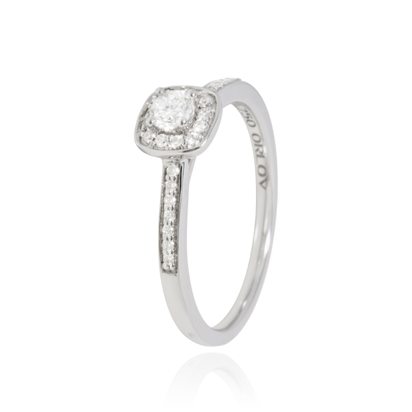Solitaire, serti de diamants ronds, en Or Blanc 18 Carats - 750/000   CARACTERISTIQUES :   Largeur du corps (mm) : 1.60 Largeur motif (mm) : 6.51 Poids (gr) : 2.82 Nombre de diamants (au centre) : 1   -  Carats : 0.150  Nombre de diamants : 26   -  Carats : 0.118  Matière : Or 18 Carats - 750/000 19378 