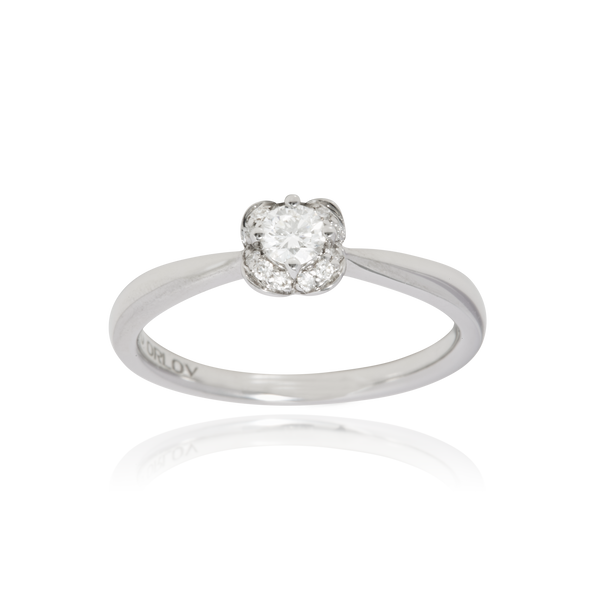 Solitaire, serti de diamants ronds, en Or Blanc 18 Carats - 750/000   CARACTERISTIQUES :   Largeur du corps (mm) : 2.00 Largeur motif (mm) : 5.40 Poids (gr) : 2.81 Nombre de diamant : 13 Carats : 0.202 Matière : Or 18 Carats - 750/000 19392 