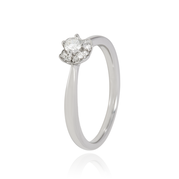 Solitaire, serti de diamants ronds, en Or Blanc 18 Carats - 750/000   CARACTERISTIQUES :   Largeur du corps (mm) : 2.00 Largeur motif (mm) : 5.40 Poids (gr) : 2.81 Nombre de diamant : 13 Carats : 0.202 Matière : Or 18 Carats - 750/000 19392 