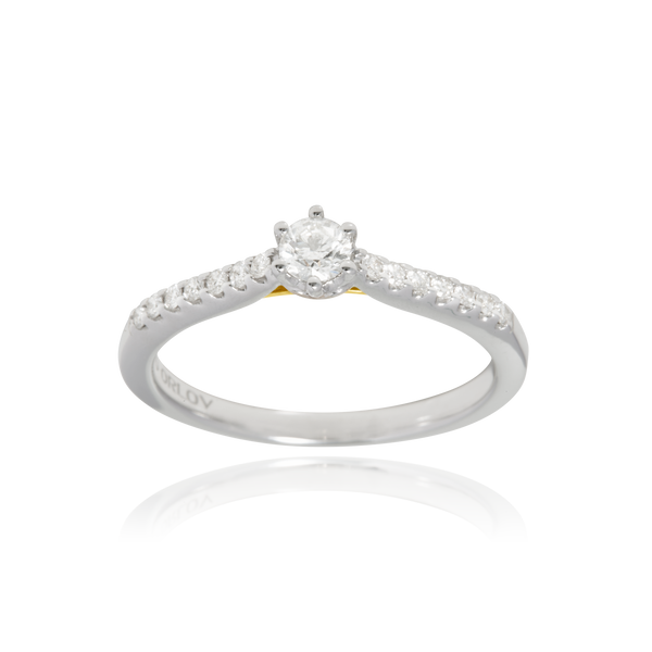 Solitaire, serti de diamants ronds, en Or Jaune et Or Blanc 18 Carats - 750/000   CARACTERISTIQUES :   Largeur du corps (mm) : 1.94 ﻿Largeur motif (mm) : 4.17 Poids (gr) : 3.05 Nombre de diamants: 14   -  Carats : 0.140   Nombre de diamant: 1   -  Carats : 0.210 Matière : Or 18 Carats - 750/000 19395