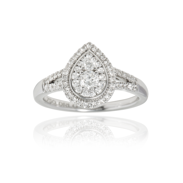 Solitaire poire, serti de diamants rond, en Or Blanc 18 Carats- 750/000   CARACTERISTIQUES :   Largeur du corps (mm) : 2.00 Motif (h x L) en mm : 12.10 x 9.60 Poids (gr) : 4.85 Nombre de diamants : 64      Carats : 0.503 Matière : Or 18 Carats - 750/000 19405 