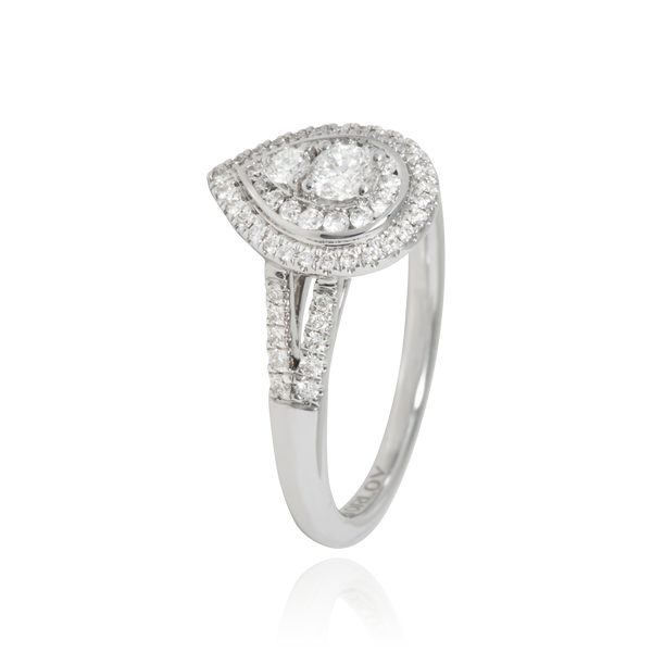 Solitaire poire, serti de diamants rond, en Or Blanc 18 Carats- 750/000   CARACTERISTIQUES :   Largeur du corps (mm) : 2.00 Motif (h x L) en mm : 12.10 x 9.60 Poids (gr) : 4.85 Nombre de diamants : 64      Carats : 0.503 Matière : Or 18 Carats - 750/000 19405 