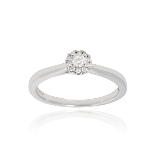 Solitaire, serti de diamants ronds, en Or Blanc 18 Carats- 750/000   CARACTERISTIQUES :   Largeur du corps (mm) : 2.20 Largeur motif (mm) : 5.70 Poids (gr) : 3.46 Nombre de diamant (au centre) : 1  -  Carats : 0.10 Nombre de diamants : 10 -  Carats : 0.06 Matière : Or 18 Carats - 755/000 19407