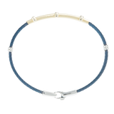 Jonc 2 câbles Acier PVD Bleu, motif central en Or Jaune et Or Blanc massif 18 Carats - 750/000.  Qu'il soit classique ou fantaisiste, le bracelet saura sans conteste faire plaisir.     CARACTERISTIQUES :  Largeur jonc (mm) : 2.00 Diamètre jonc (cm) : 6.50 Couleur câble : Bleu  Poids d'or (gr) : 3.40 Matière : Acier et Or 18 Carats - 750/000 19541