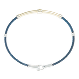 Jonc 2 câbles Acier PVD Bleu, motif central en Or Jaune et Or Blanc 18 Carats massif.  Qu'il soit classique ou fantaisiste, le bracelet saura sans conteste faire plaisir.   CARACTERISTIQUES :  Epaisseur câble (mm) : 2.00 Diamètre jonc (cm) : 7.00 Couleur câble : Acier PVD Bleu Poids d'or (gr) : 4.20 Matière : Acier et Or 18 Carats - 750/000 19544 