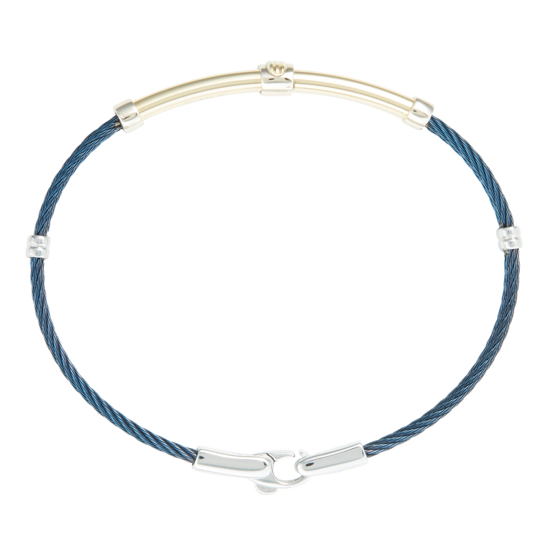 Jonc 2 câbles Acier PVD Bleu, motif central en Or Jaune et Or Blanc 18 Carats massif.  Qu'il soit classique ou fantaisiste, le bracelet saura sans conteste faire plaisir.   CARACTERISTIQUES :  Epaisseur câble (mm) : 2.00 Diamètre jonc (cm) : 7.00 Couleur câble : Acier PVD Bleu Poids d'or (gr) : 4.20 Matière : Acier et Or 18 Carats - 750/000 19544 