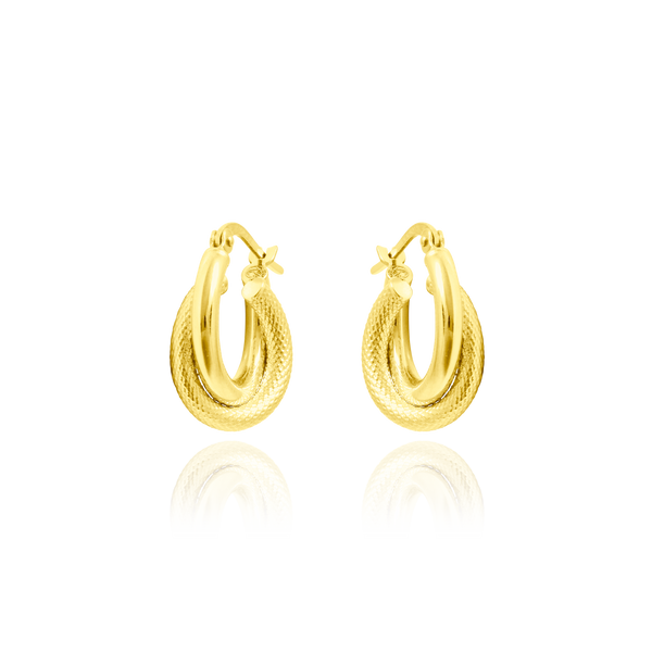Boucles d'oreilles créoles double anneaux, un anneau lisse et un anneau sablé en Or Jaune, 18 Carats - 750/000.  Les créoles, véritables accessoires de mode intemporelles, ajoutent une touche d'élégance à n'importe quelle tenue.   CARACTERISTIQUES :  Diamètre (cm) : 1.50 Epaisseur (mm) : 2.60 Poids (gr) : 2.06     Matière : Or 18 Carats - 750/000 19630