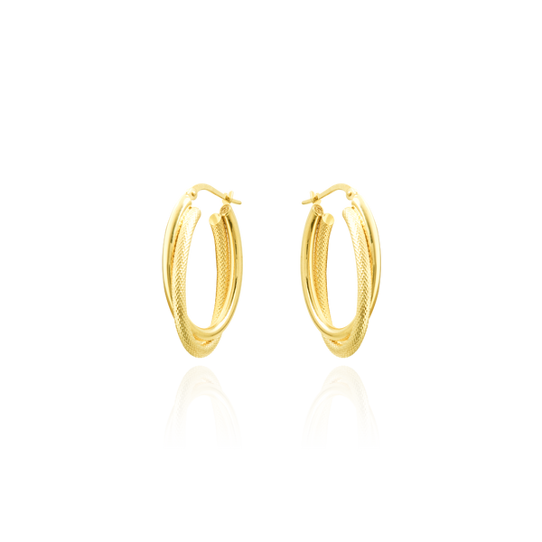 Boucles d'oreilles créoles ovales double anneaux, un anneau lisse et un anneau sablé en Or Jaune, 18 Carats - 750/000.  Les créoles, véritables accessoires de mode intemporels, ajoutent une touche d'élégance à n'importe quelle tenue.   CARACTERISTIQUES :  Dimensions (mm) : H 31.53 x l 20.00 Epaisseur (mm) : 2.60 Poids (gr) : 3.29 Matière : Or 18 Carats - 750/000 20022
