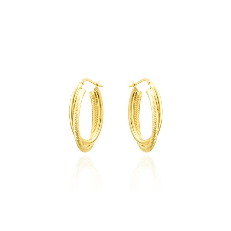 Boucles d'oreilles créoles ovales double anneaux, un anneau lisse et un anneau sablé en Or Jaune, 18 Carats - 750/000.  Les créoles, véritables accessoires de mode intemporels, ajoutent une touche d'élégance à n'importe quelle tenue.   CARACTERISTIQUES :  Dimensions (mm) : H 31.53 x l 20.00 Epaisseur (mm) : 2.60 Poids (gr) : 3.29 Matière : Or 18 Carats - 750/000 20022