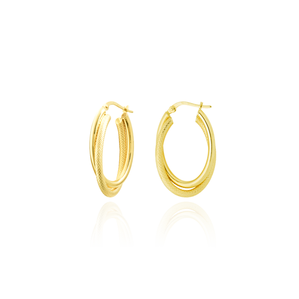 Boucles d'oreilles créoles ovales double anneaux, un anneau lisse et un anneau sablé en Or Jaune, 18 Carats - 750/000.  Les créoles, véritables accessoires de mode intemporels, ajoutent une touche d'élégance à n'importe quelle tenue.   CARACTERISTIQUES :  Dimensions (mm) : H 31.53 x l 20.00 Epaisseur (mm) : 2.60 Poids (gr) : 3.29 Matière : Or 18 Carats - 750/000 20022