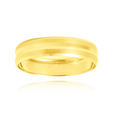Alliance mate et lisse, bombée en 2 rangées, en Or Jaune 18 Carats - 750/000.  L'alliance est plus qu'un simple bijou, elle est la matérialisation physique d'un amour inconditionnel entre deux êtres.  Gravure possible   CARACTERISTIQUES :  Poids (gr) : 2.42 Largeur (mm) : 5.00 Matière : Or 18 Carats - 750/000 18245 - 19944- 19946 - 20452-GuadeloupeMartiniqueGuyaneFrance