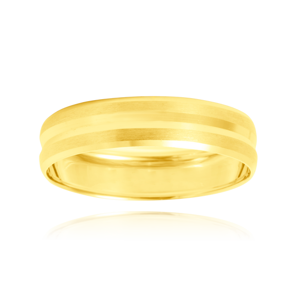 Alliance mate et lisse, bombée en 2 rangées, en Or Jaune 18 Carats - 750/000.  L'alliance est plus qu'un simple bijou, elle est la matérialisation physique d'un amour inconditionnel entre deux êtres.  Gravure possible   CARACTERISTIQUES :  Poids (gr) : 2.42 Largeur (mm) : 5.00 Matière : Or 18 Carats - 750/000 18245 - 19944- 19946 - 20452-GuadeloupeMartiniqueGuyaneFrance