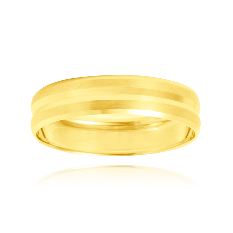 Alliance mate et lisse, bombée en 2 rangées, en Or Jaune 18 Carats - 750/000.  L'alliance est plus qu'un simple bijou, elle est la matérialisation physique d'un amour inconditionnel entre deux êtres.  Gravure possible   CARACTERISTIQUES :  Poids (gr) : 2.42 Largeur (mm) : 5.00 Matière : Or 18 Carats - 750/000 18245 - 19944- 19946 - 20452-GuadeloupeMartiniqueGuyaneFrance