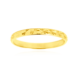 Alliance ciselée en Or Jaune 18 Carats - 750/000.  L'alliance est plus qu'un simple bijou, elle est la matérialisation physique d'un amour inconditionnel entre deux êtres.  Gravure possible   CARACTERISTIQUES :  Poids (gr) : 1.49 Largeur (mm) : 2.30 Matière : Or 18 Carats - 750/000 19956s.-GuadeloupeMartiniqueGuyaneFrance
