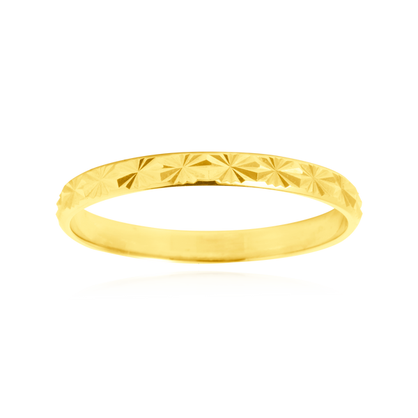 Alliance ciselée en Or Jaune 18 Carats - 750/000.  L'alliance est plus qu'un simple bijou, elle est la matérialisation physique d'un amour inconditionnel entre deux êtres.  Gravure possible   CARACTERISTIQUES :  Poids (gr) : 1.49 Largeur (mm) : 2.30 Matière : Or 18 Carats - 750/000 19956s.-GuadeloupeMartiniqueGuyaneFrance