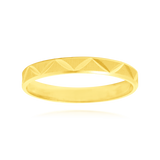 Alliance diamantée motif chevron en Or Jaune 18 Carats - 750/000.  L'alliance est plus qu'un simple bijou, elle est la matérialisation physique d'un amour inconditionnel entre deux êtres.  Gravure possible   CARACTERISTIQUES :  Poids (gr) : 1.56 Matière : Or 18 Carats - 750/000 Largeur (mm) : 2.60 19958   .
