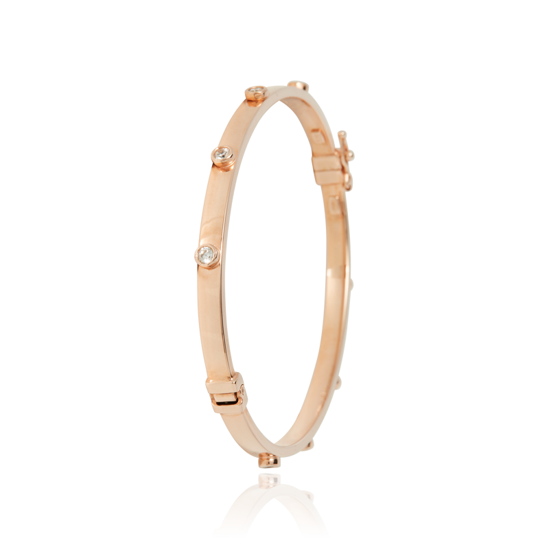 Jonc serti de 8 zirconiums clos, en Or Rose 18 Carats - 750/000.  Qu'il soit classique ou fantaisiste, le bracelet saura sans conteste faire plaisir.     CARACTERISTIQUES :  Poids (gr) : 7.06 Diamètre jonc (cm) : 6 Matière : Or 18 Carats - 750/000 19970 