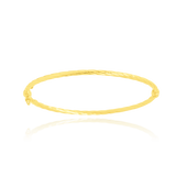 Jonc torsadé en Or Jaune 18 Carats - 750/000.  Qu'il soit classique ou fantaisiste, le bracelet saura sans conteste faire plaisir.  CARACTERISTIQUES :  Diamètre jonc (cm) : 6.00 Poids (gr) : 3.62 Matière : Or 18 Carats - 750/000 19973