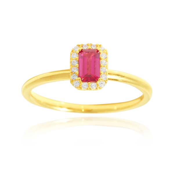 Solitaire rectangle serti d'un zirconium central rouge, couronné de zirconiums, en Or Jaune 18 Carats- 750/000   CARACTERISTIQUES :  Motif central (mm) : 5.69 x 7.22 Epaisseur (mm) : 1.58 Poids (gr) : 2.34     Matière : Or 18 Carats - 750/000 20038