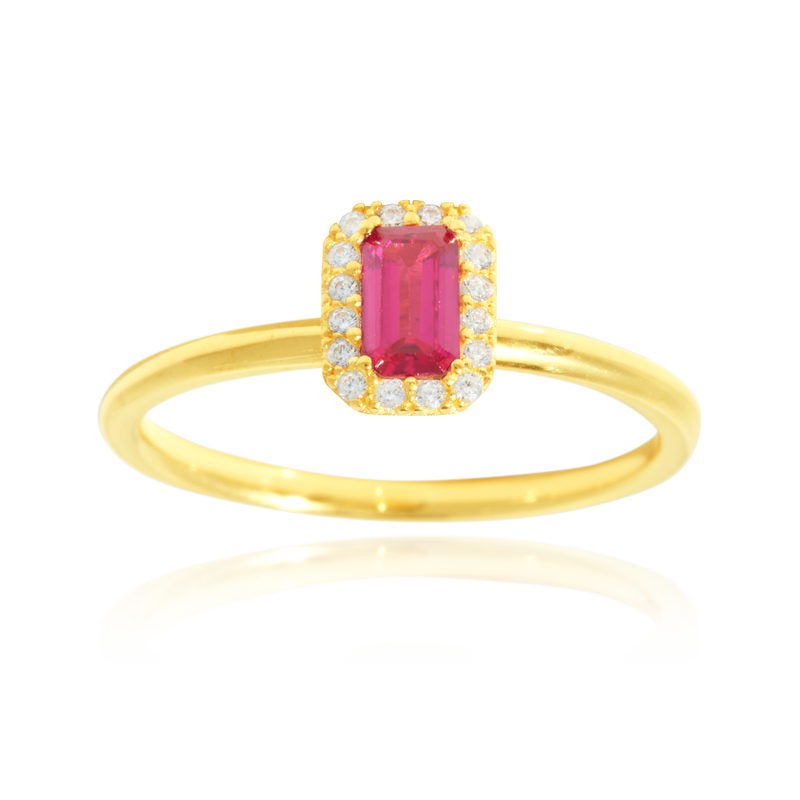 Solitaire rectangle serti d'un zirconium central rouge, couronné de zirconiums, en Or Jaune 18 Carats- 750/000   CARACTERISTIQUES :  Motif central (mm) : 5.69 x 7.22 Epaisseur (mm) : 1.58 Poids (gr) : 2.34     Matière : Or 18 Carats - 750/000 20038