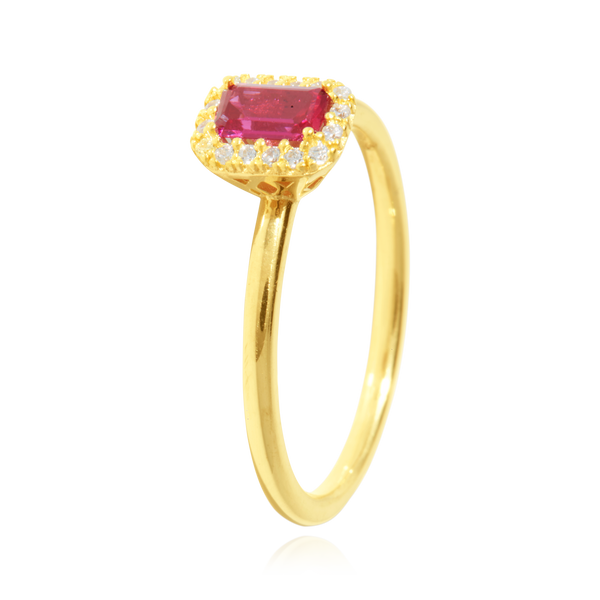 Solitaire rectangle serti d'un zirconium central rouge, couronné de zirconiums, en Or Jaune 18 Carats- 750/000   CARACTERISTIQUES :  Motif central (mm) : 5.69 x 7.22 Epaisseur (mm) : 1.58 Poids (gr) : 2.34     Matière : Or 18 Carats - 750/000 20038