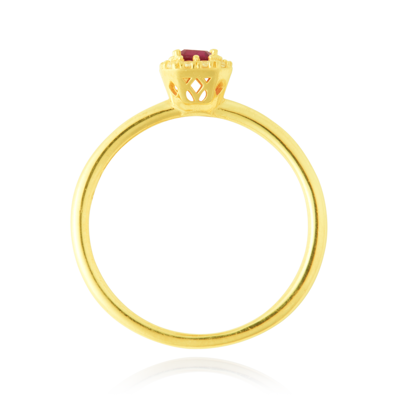 Solitaire rectangle serti d'un zirconium central rouge, couronné de zirconiums, en Or Jaune 18 Carats- 750/000   CARACTERISTIQUES :  Motif central (mm) : 5.69 x 7.22 Epaisseur (mm) : 1.58 Poids (gr) : 2.34     Matière : Or 18 Carats - 750/000 20038