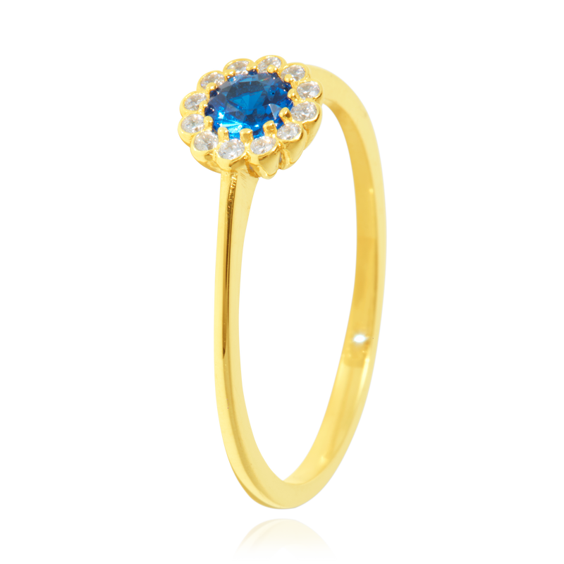 Solitaire rond serti d'un zirconium central bleu, couronné de zirconiums en forme de fleur, en Or Jaune 18 carats 750/000   CARACTERISTIQUES :  Motif central (mm) : 7.0 Epaisseur (mm) : 1.32 Poids (gr) : 1.66        Matière : Or 18 Carats - 750/000 20040