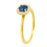 Bague sertie de zirconium bleu, couronnée d'une carré de zirconiums, en Or Jaune 18 Carats- 750/000   CARACTERISTIQUES :  Motif central (mm) : 8.03 Epaisseur (mm) : 1.40 Poids (gr) : 2.78        Matière : Or 18 Carats - 750/000 20068