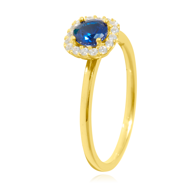 Bague sertie de zirconium bleu, couronnée d'une carré de zirconiums, en Or Jaune 18 Carats- 750/000   CARACTERISTIQUES :  Motif central (mm) : 8.03 Epaisseur (mm) : 1.40 Poids (gr) : 2.78        Matière : Or 18 Carats - 750/000 20068