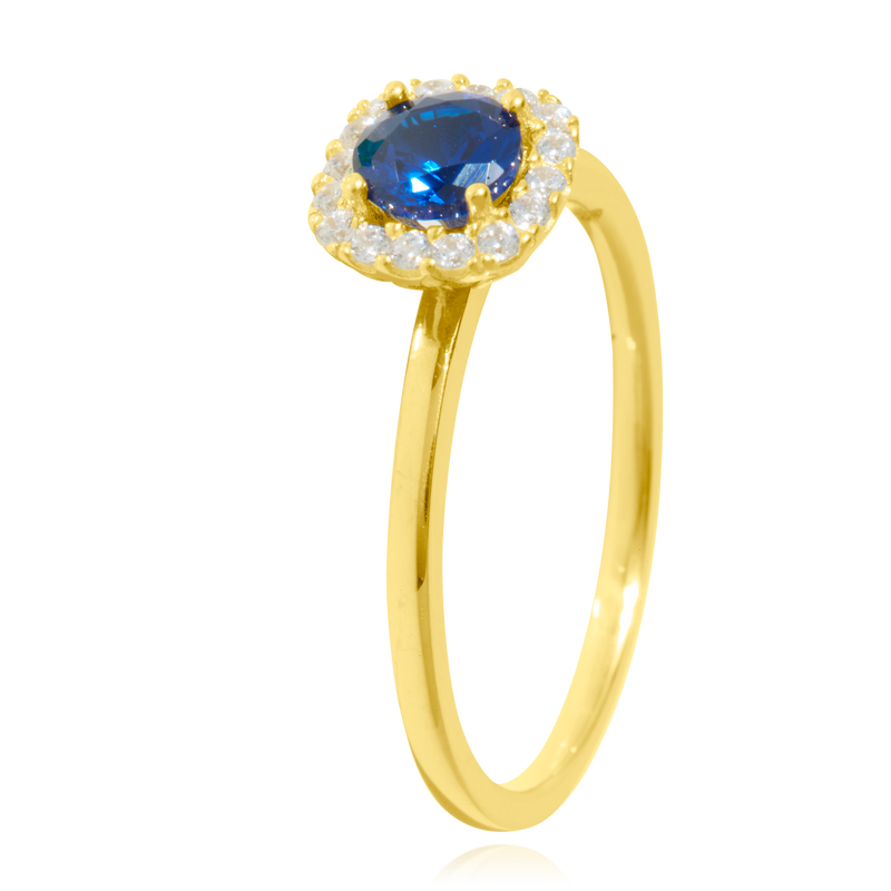 Bague sertie de zirconium bleu, couronnée d'une carré de zirconiums, en Or Jaune 18 Carats- 750/000   CARACTERISTIQUES :  Motif central (mm) : 8.03 Epaisseur (mm) : 1.40 Poids (gr) : 2.78        Matière : Or 18 Carats - 750/000 20068