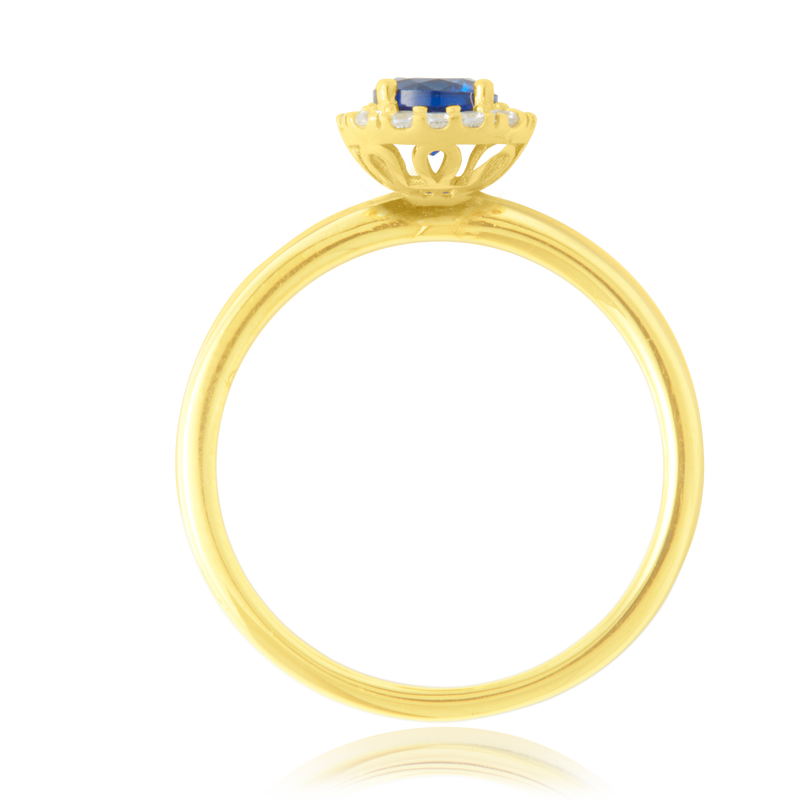 Bague sertie de zirconium bleu, couronnée d'une carré de zirconiums, en Or Jaune 18 Carats- 750/000   CARACTERISTIQUES :  Motif central (mm) : 8.03 Epaisseur (mm) : 1.40 Poids (gr) : 2.78        Matière : Or 18 Carats - 750/000 20068