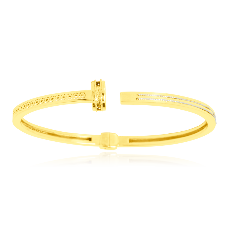 Jonc en forme de clou, en Or Jaune et Or Blanc 18 Carats - 750/000.  Qu'il soit classique ou fantaisiste, le bracelet saura sans conteste faire plaisir.  CARACTERISTIQUES :  Diamètre jonc (cm) : 6.20 Poids (gr) : 9.00 Matière : Or 18 Carats - 750/000 20097 