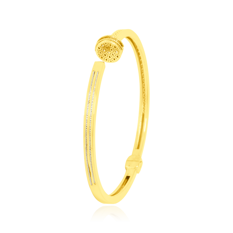 Jonc en forme de clou, en Or Jaune et Or Blanc 18 Carats - 750/000.  Qu'il soit classique ou fantaisiste, le bracelet saura sans conteste faire plaisir.  CARACTERISTIQUES :  Diamètre jonc (cm) : 6.20 Poids (gr) : 9.00 Matière : Or 18 Carats - 750/000 20097 