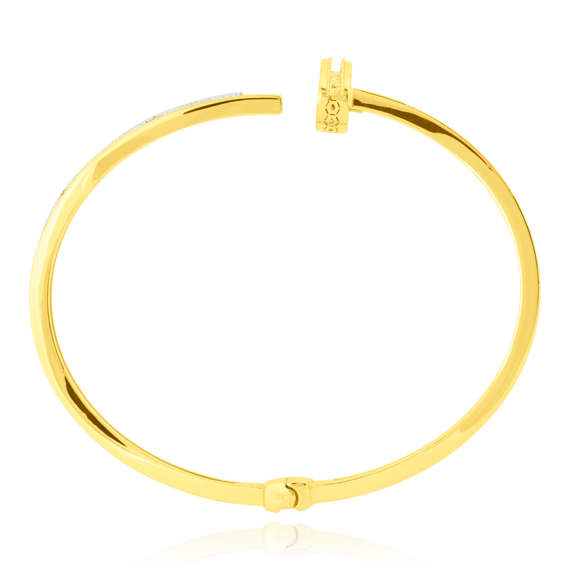 Jonc en forme de clou, en Or Jaune et Or Blanc 18 Carats - 750/000.  Qu'il soit classique ou fantaisiste, le bracelet saura sans conteste faire plaisir.  CARACTERISTIQUES :  Diamètre jonc (cm) : 6.20 Poids (gr) : 9.00 Matière : Or 18 Carats - 750/000 20097 