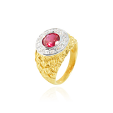 Chevalière ronde sertie d'un zirconium rouge, couronnée de zirconiums, en Or Jaune et Or Blanc 18 Carats- 750/000.  La chevalière est le bijou indémodable qui a su traverser les époques pouvant se transmettre de père en fils.   CARACTERISTIQUES :  Motif central (mm) : 16.11 Epaisseur (mm) : 3.44 Poids (gr) : 8.42      Matière : Or 18 Carats - 750/000 20190 