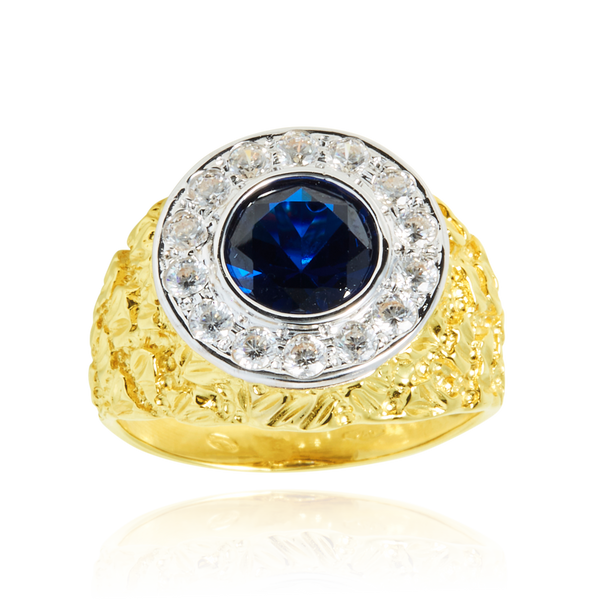Chevalière ronde sertie d'un zirconium bleu, couronnée de zirconiums, en Or Jaune et Or Blanc 18 Carats- 750/000  La chevalière est le bijou indémodable qui a su traverser les époques pouvant se transmettre de père en fils.   CARACTERISTIQUES :  Diamètre motif central (mm) : 16.18 Poids (gr) : 8.02        Matière : Or 18 Carats - 750/000 20191 