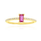 Bague sertie d'un zirconium central de forme rectangulaire rouge et de zirconiums blancs, en Or Jaune 18 Carats - 750/000.  Cinq possibilités d'embellir vos doigts, portez une de nos bagues.   CARACTERISTIQUES :  Pierre centrale (mm) : 5.70 x 3.76 Epaisseur (mm) : 1.44 Poids Moyen (gr) : 1.51     Matière : Or 18 Carats - 750/000 20219